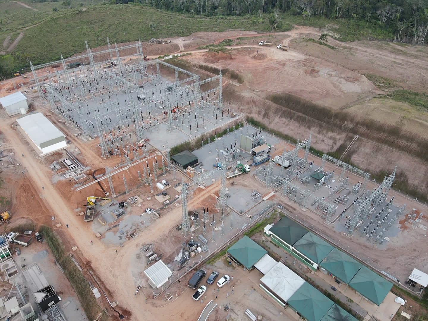 Vista aérea de subestação de energia em construção pela R2 Engenharia, cercada pela floresta amazônica