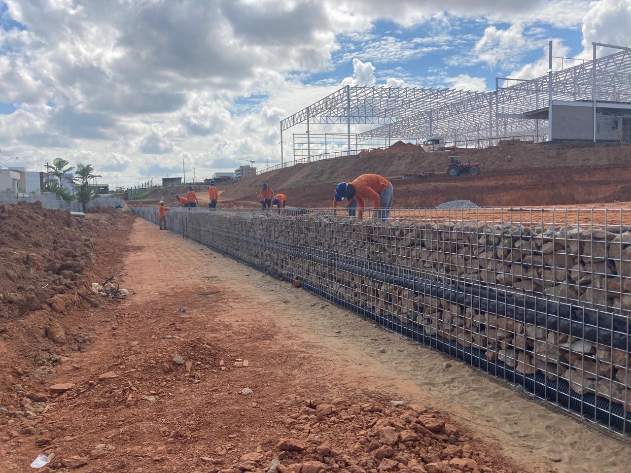 Obra de infraestrutura e contenção em gabião na construção do Atacadão Assaí em Rio Branco