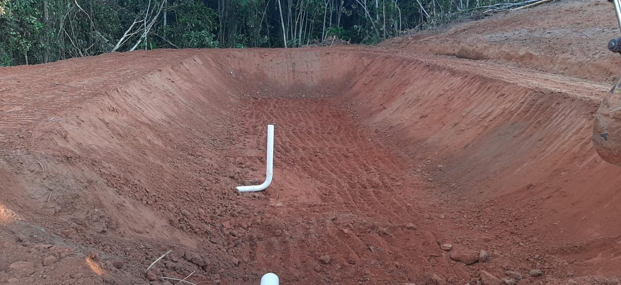 Escavação em canteiro de obras da R2 Engenharia em meio à floresta amazônica, no Acre